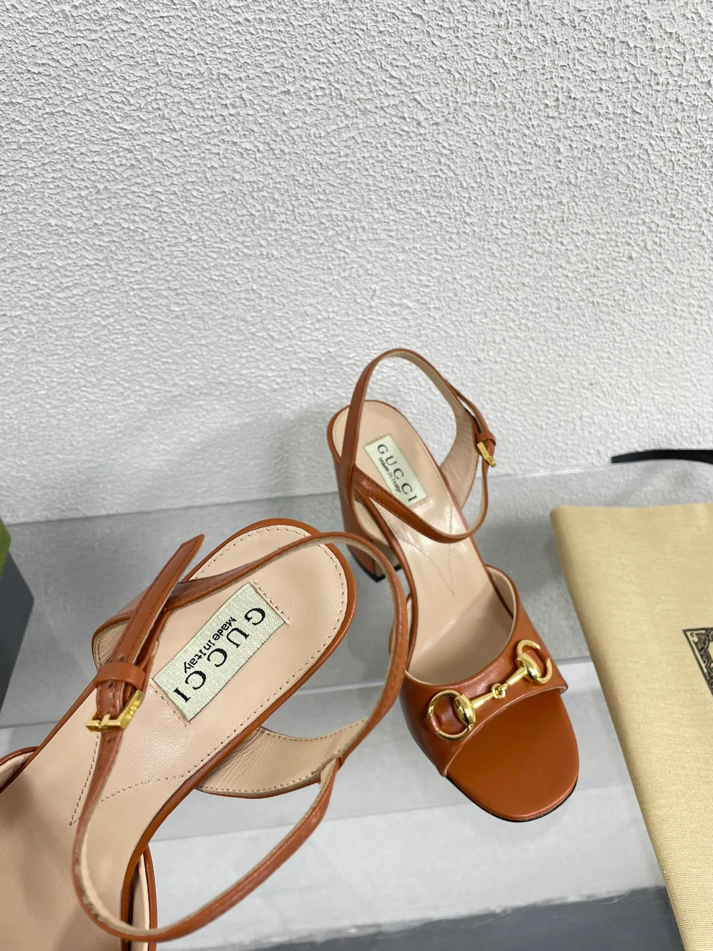 👟👟Ex-factory price 520👟👟 Classic Gucci sandals 💰 Popular 🔥 single product brown, upper made of lambskin, classic logo💪 Exquisite double G diamond buckle hardware, Italian imported genuine leather outsole💯 Sheepskin lining, feet, classic hardware buckle, original custom code number: 35 36 37 38 39 40 41 42 (order 40 41 42) with original packaging